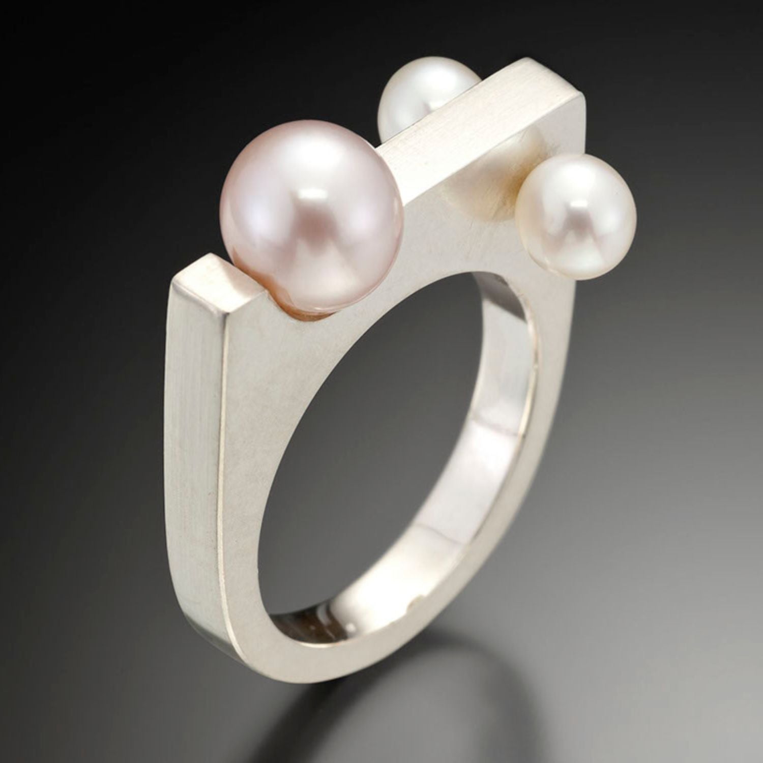 High-quality materials and artisanal craftsmanship, the cornerstones of Estelle Vernon's jewelry.
